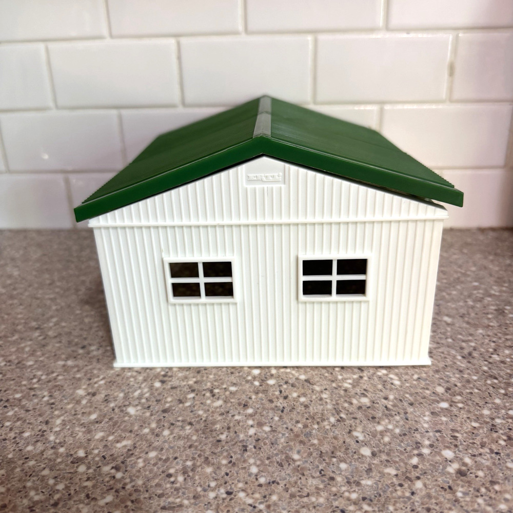 Vintage Ertl Farm Country Stable Machine Shed Barn Loafing Green Roof - Picture 2 of 5